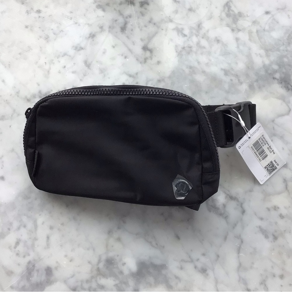 NWT Lululemon everywhere belt bag in black